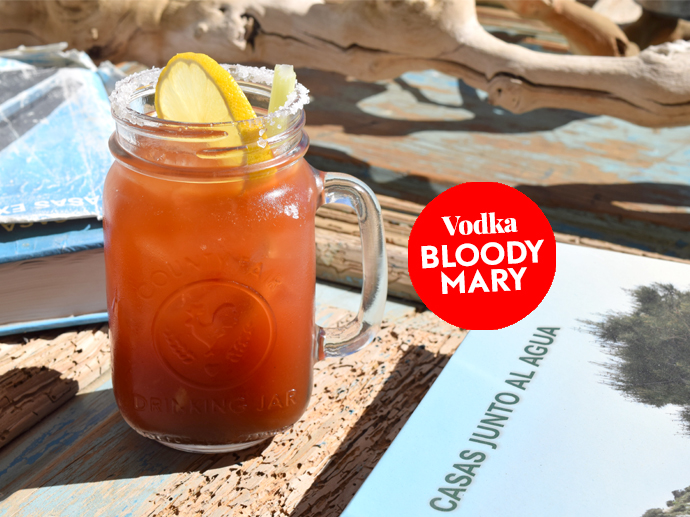 Das Foto zeigt eine fertig gemixte Bloody Mary.