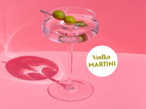 Das Foto zeigt einen gemixten Vodka Martini Cocktail.